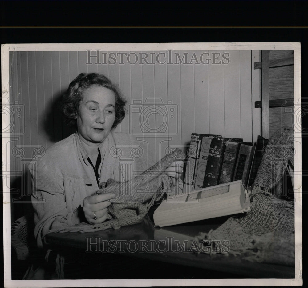 1953 Press Photo Woman Found Robe Description Bible - RRW07823 - Historic Images