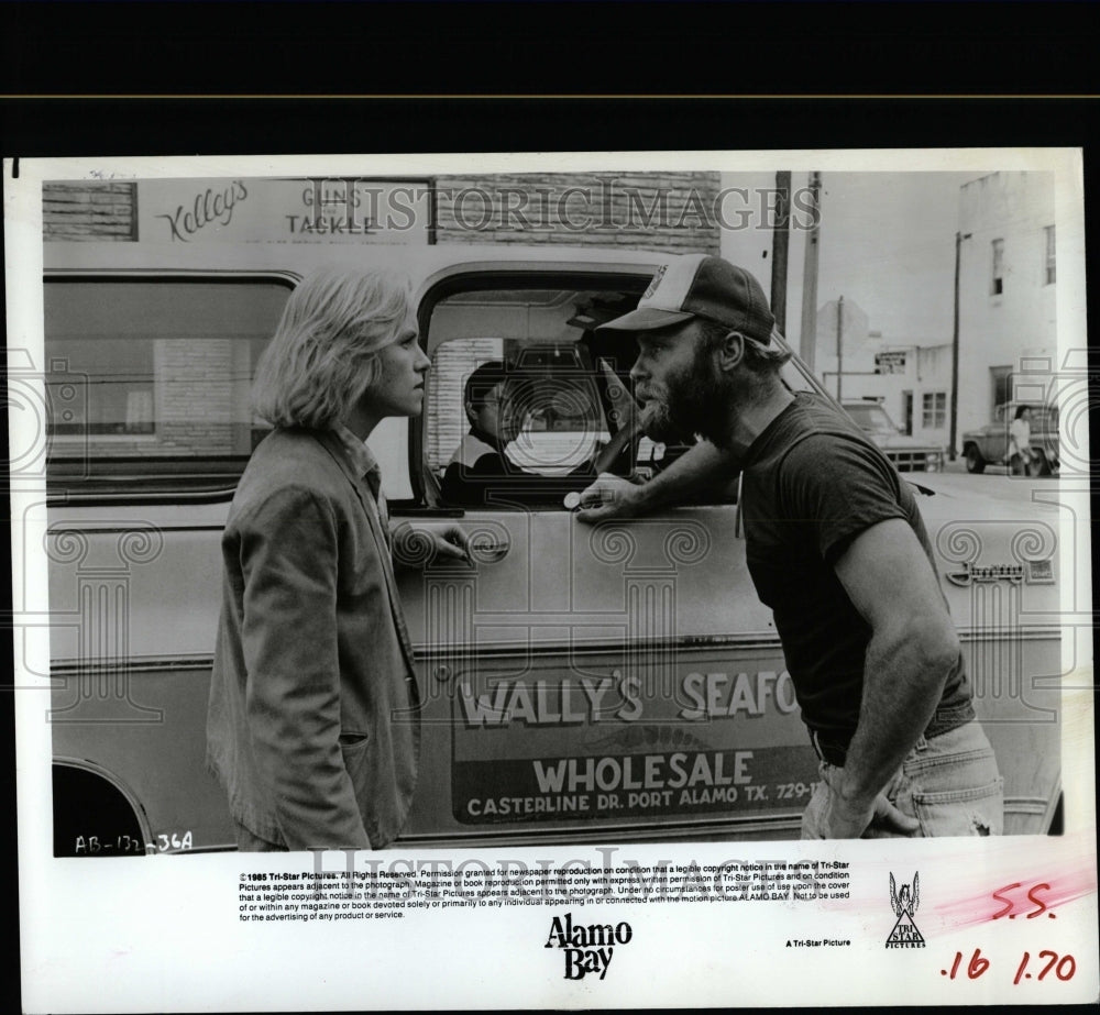 1985 Press Photo Alamo Bay Film Actors Truck Scene - RRW07839 - Historic Images