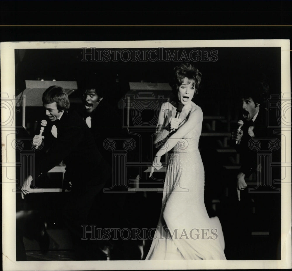 1975 Press Photo Shirley MacLaine - RRW07851 - Historic Images