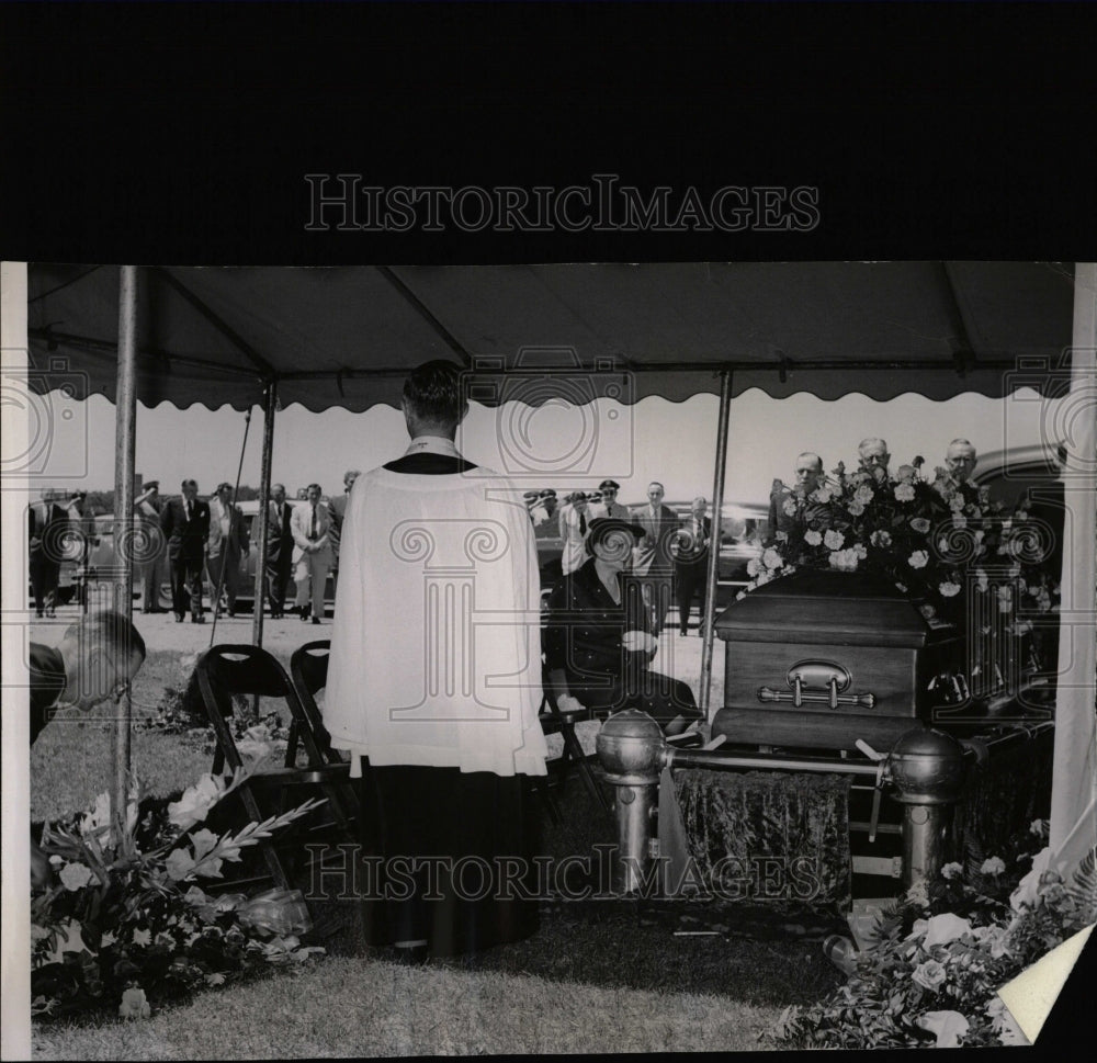 1954 Press Photo Sen Hunt Graveside Services Wife Cries - RRW07921 - Historic Images