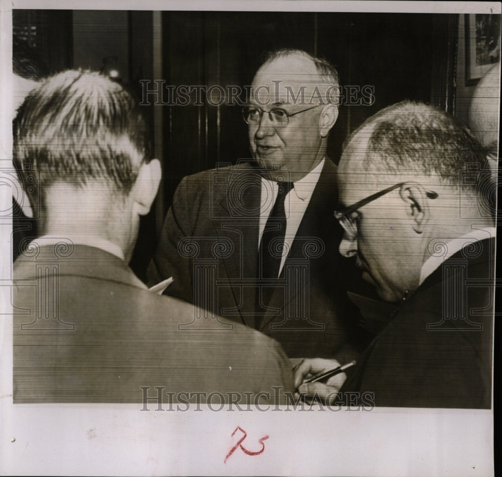 1954 Press Photo Sen Clements Announces Hunt Death - RRW07923 - Historic Images