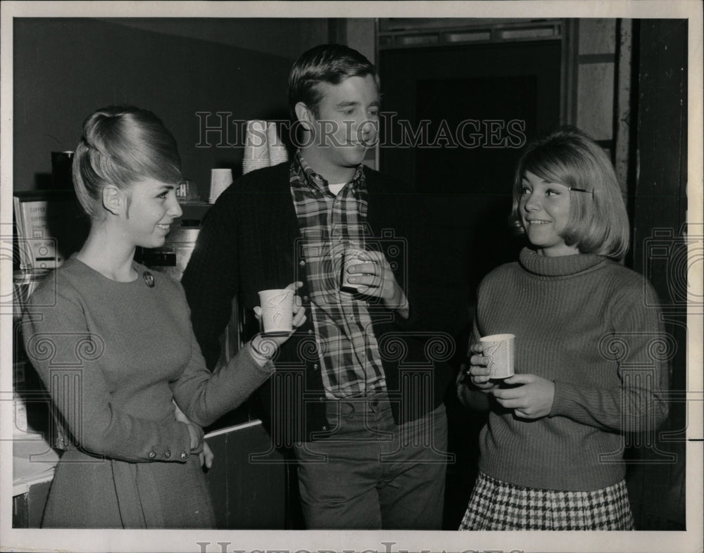 1964 Press Photo Mr Novak Series Filming Actors Break - RRW07945 - Historic Images