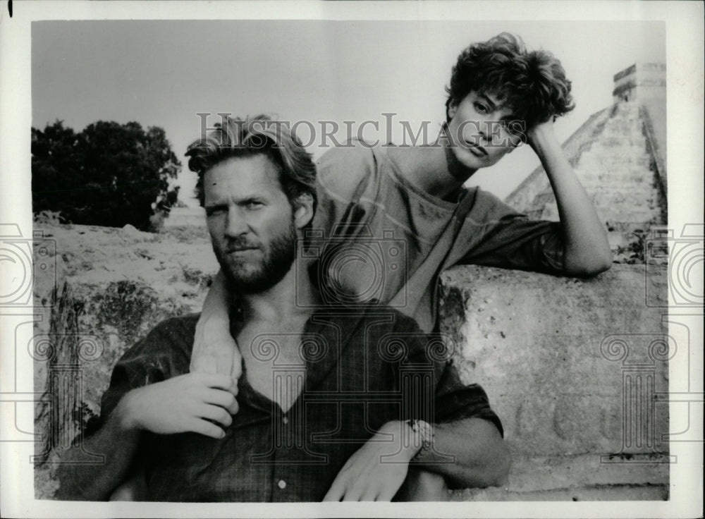 1987 Press Photo Actor Jeff Bridges Woman Pyramid - RRW08027 - Historic Images