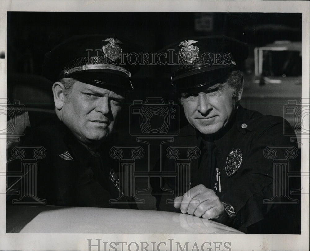 1976 Press Photo Actor Lloyd Bridges Police Officer - RRW08061 - Historic Images