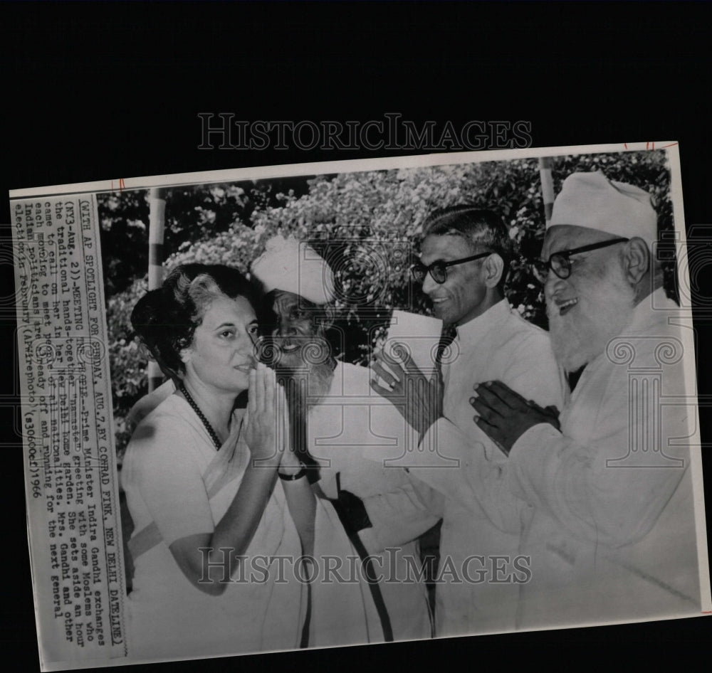 1966 Press Photo Indira Gandhi Namaste Muslims - RRW08151 - Historic Images