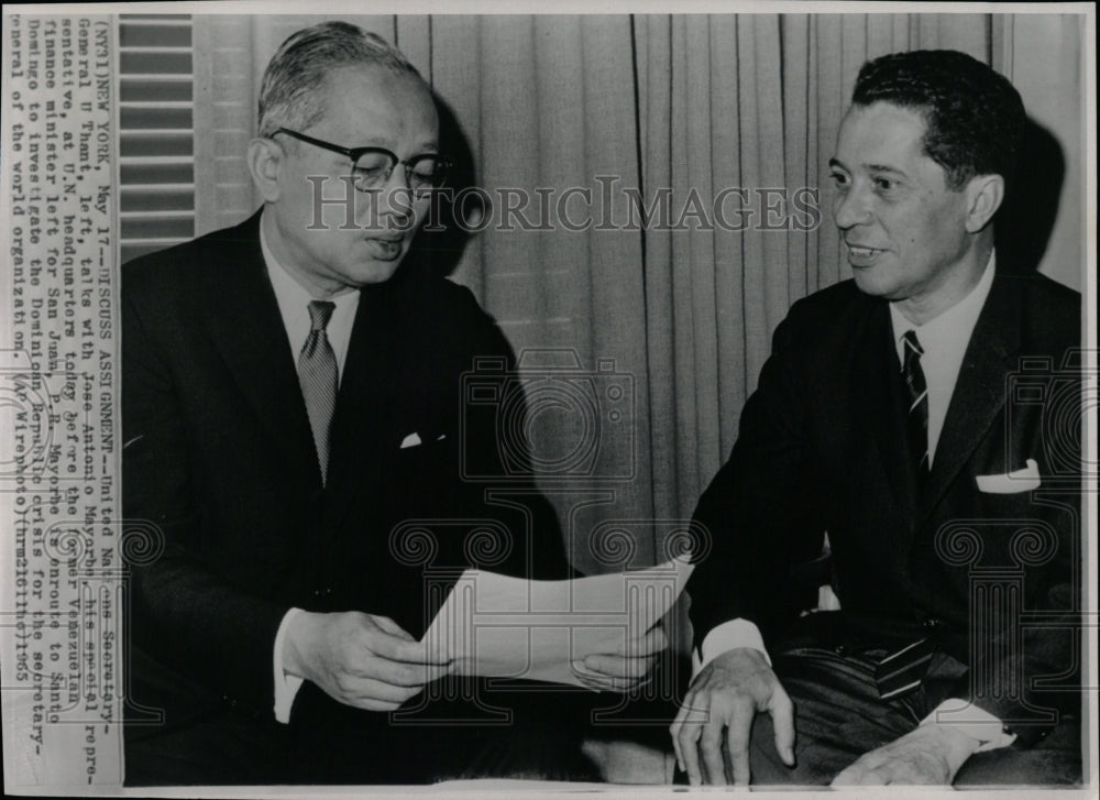 1965 Press Photo United Nations Reps Discuss Assignment - RRW08195 - Historic Images