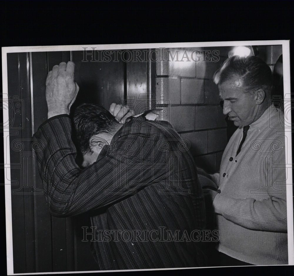 1966 Press Photo Sgt Jerry Kennedy Question Pete Mazone - RRW08205 - Historic Images