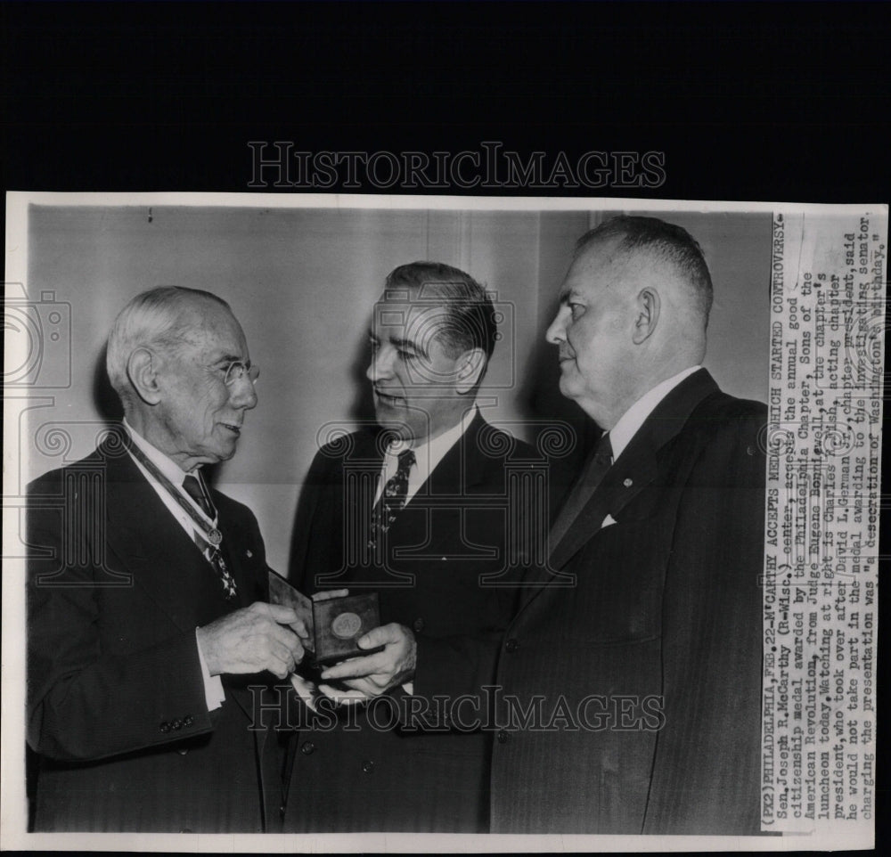 1954 Press Photo Senator McCarthy Medal Judge - RRW08243 - Historic Images