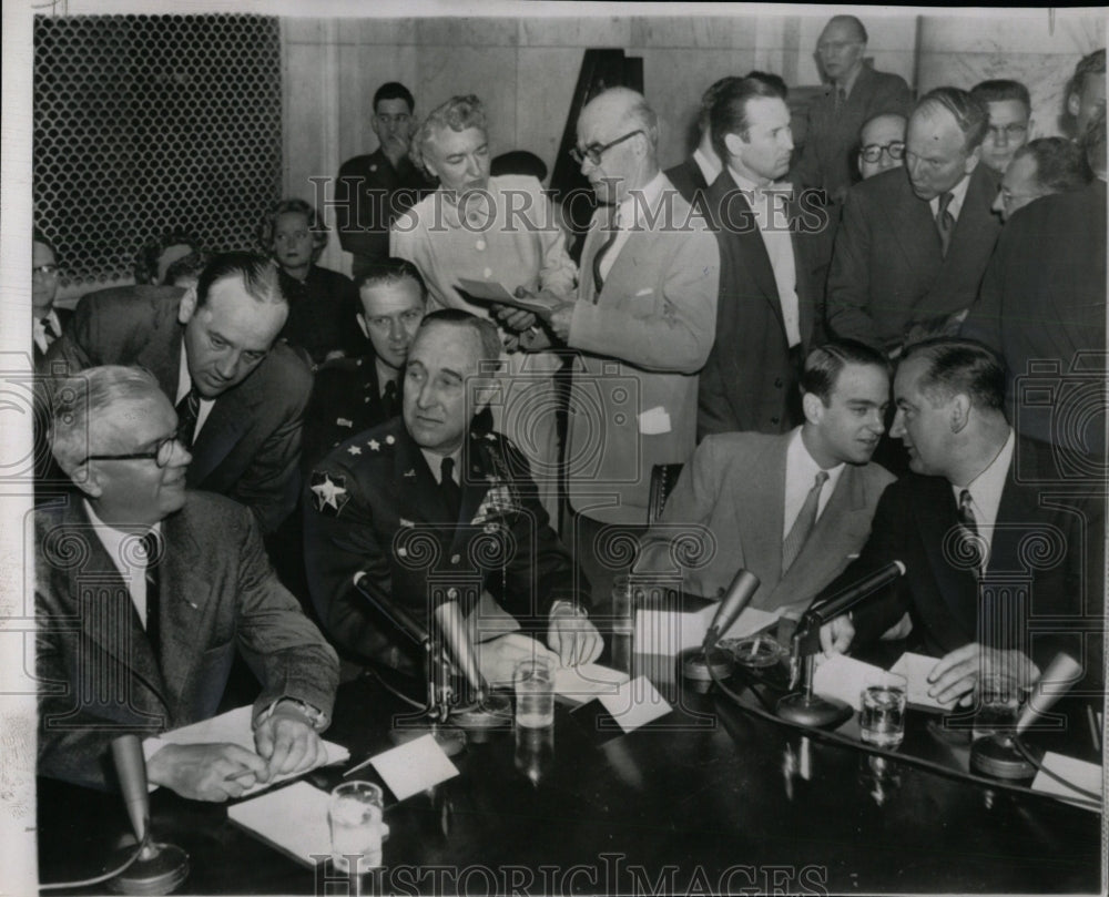 1954 Press Photo Maj. Gen Robert Young/Joseph McCarthy - RRW08251 - Historic Images