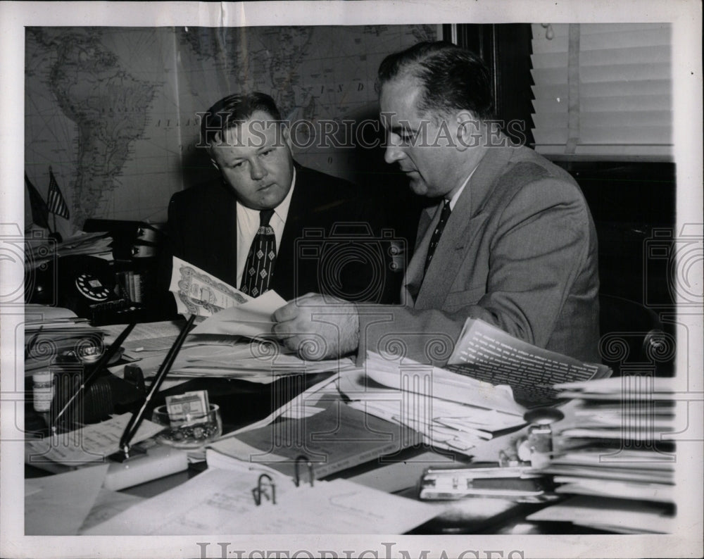 1954 Press Photo Sen. Joseph McCarthy Francis Carr - RRW08261 - Historic Images