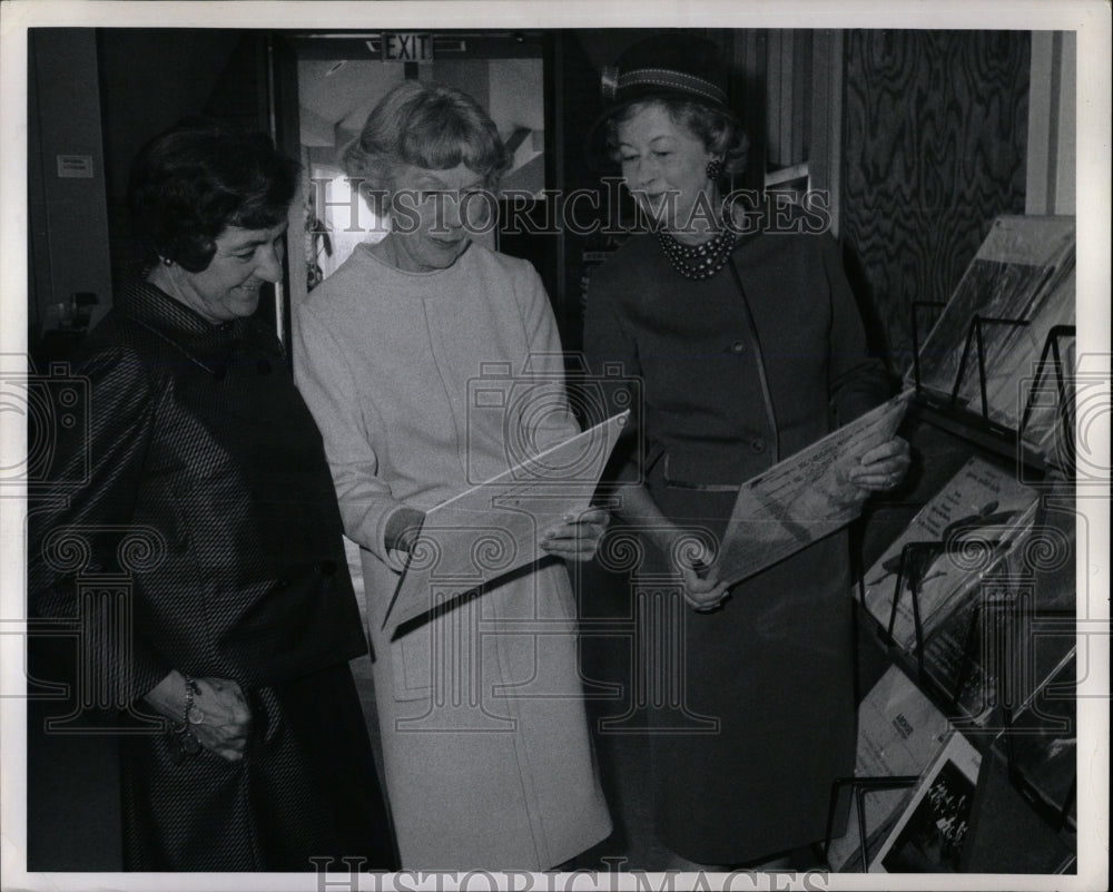 1968 Press Photo Mrs.William J.Geddes And Friends - RRW08371 - Historic Images