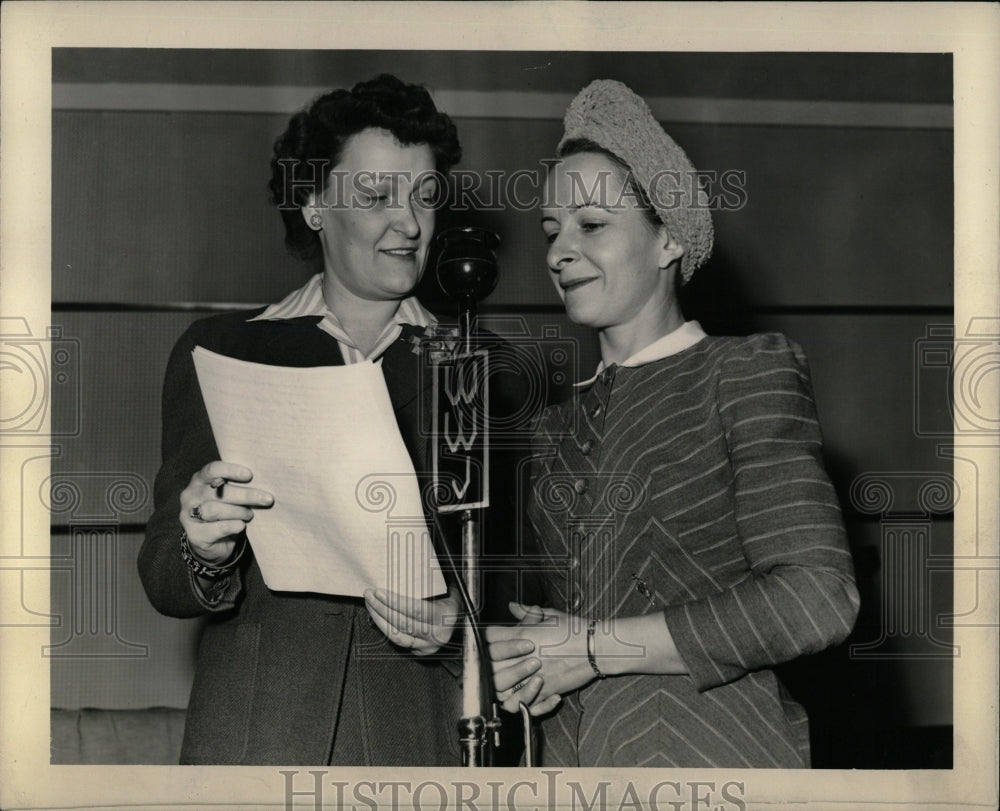 1943 Press Photo Harris Commentator Dixon Red Cross - RRW08445 - Historic Images