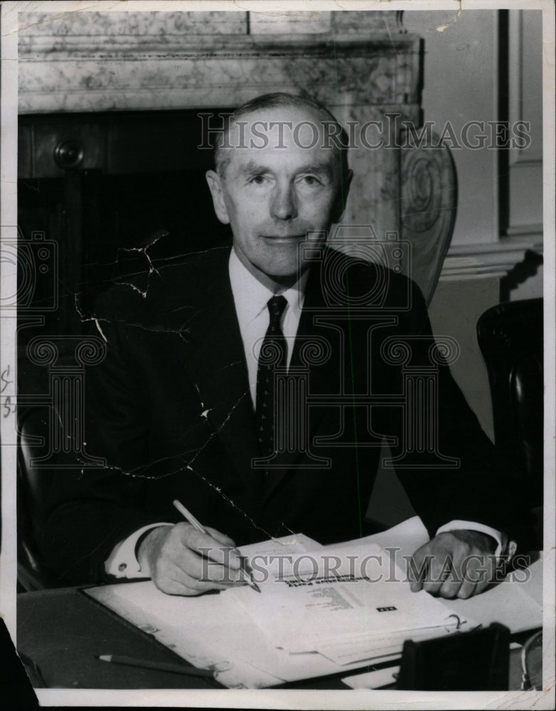 1964 Press Photo Alec Douglas in his home office - RRW08665 - Historic Images