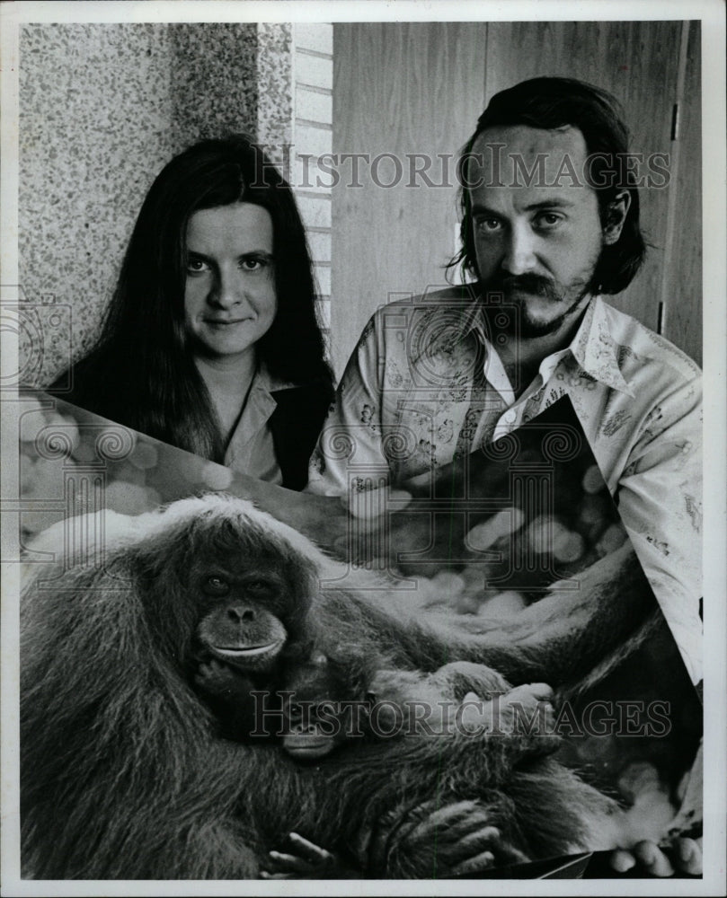 1978 Press Photo Orangutan Study Team With Posters - RRW08761 - Historic Images