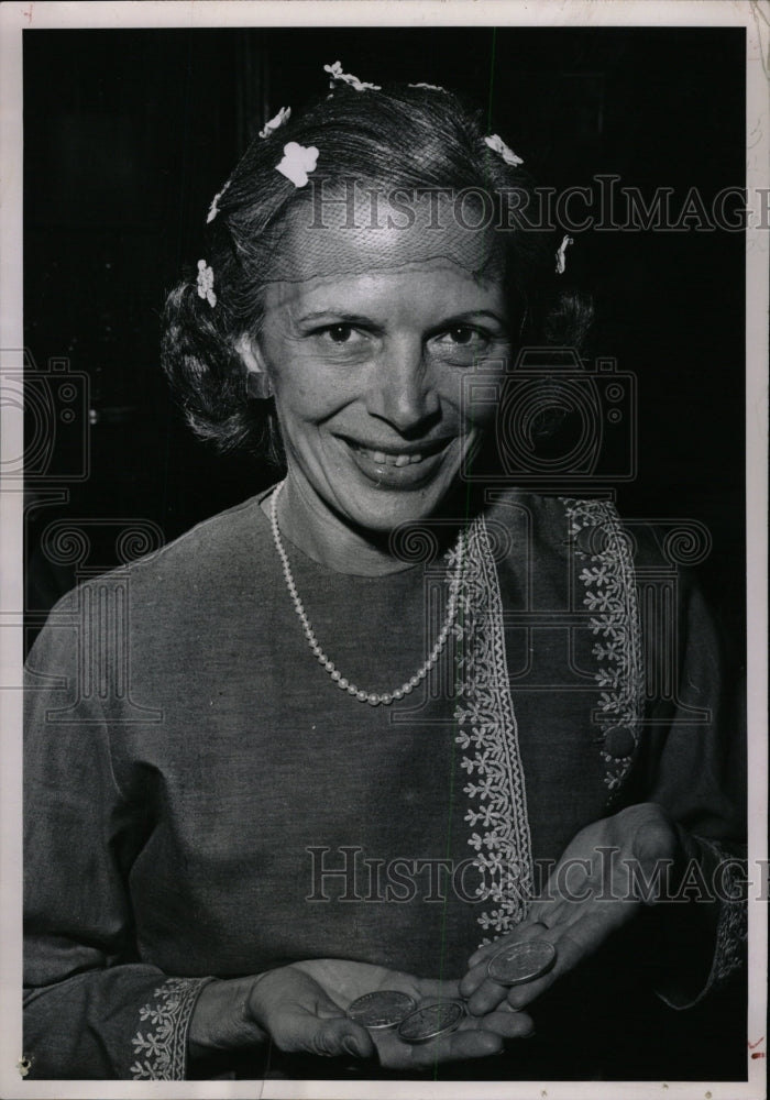 1963 Press Photo US Amb Wife Admires Colorado Souvenirs - RRW08767 - Historic Images