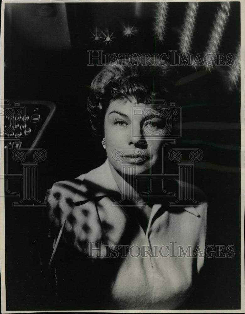 1962 Press Photo Knife Needle Author Diana Gaines - RRW08793 - Historic Images