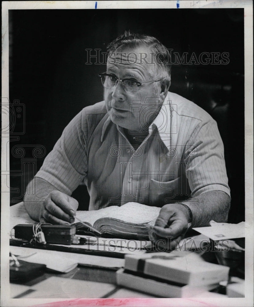 1974 Press Photo Paster D.E.Hill - RRW08939 - Historic Images