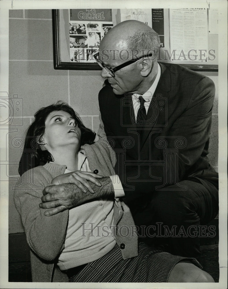 1964 Press Photo Dean Jagger Patricia Hyland Mr. Novak - RRW08991 - Historic Images