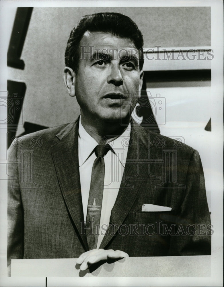 1963 Press Photo Dennis James Moderator Game Show - RRW09013 - Historic Images