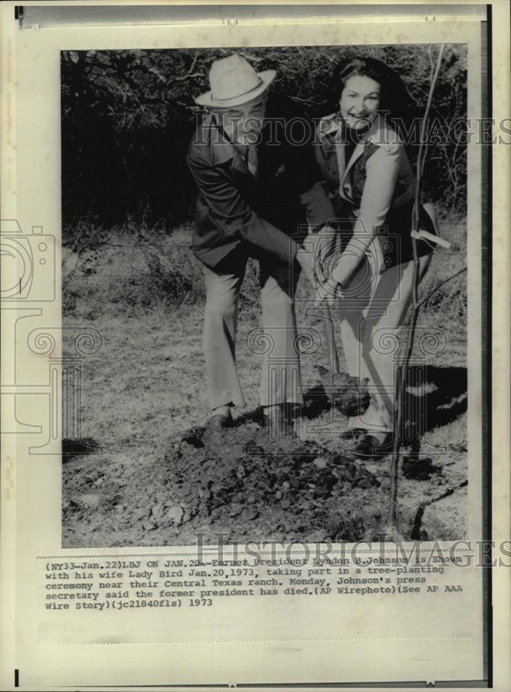 1973 Press Photo Former Pres Johnson Planting Tree - RRW09219 - Historic Images