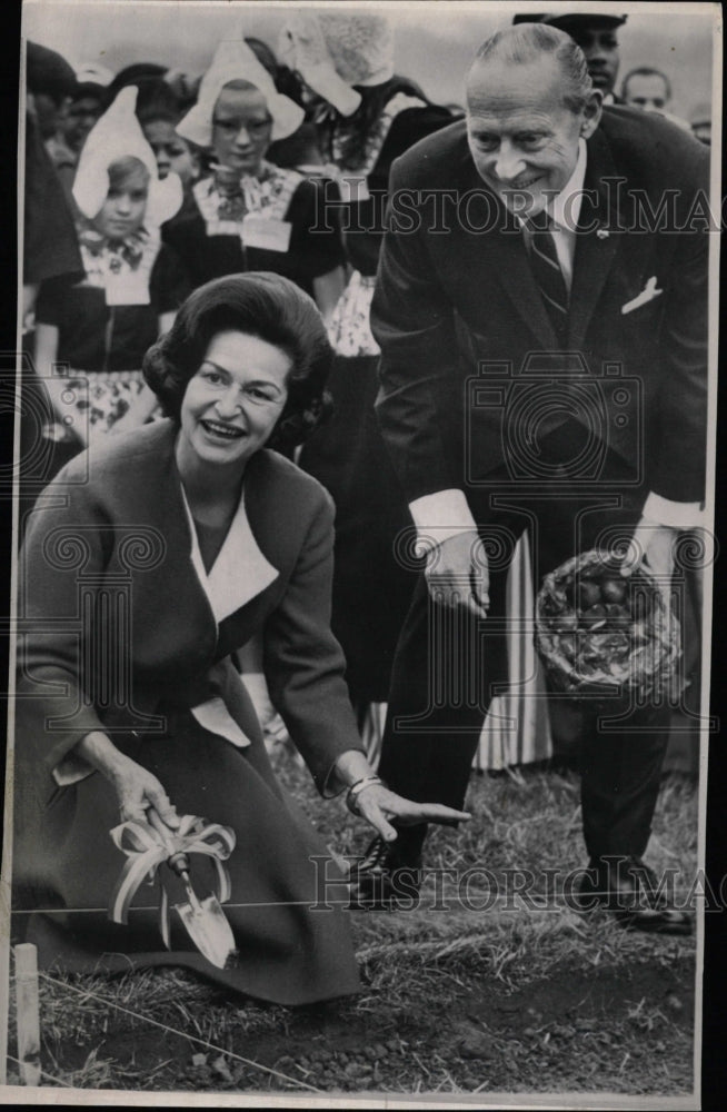 1966 Press Photo Lady Bird Johnson Carl W.A. Schurmann - RRW09223 - Historic Images