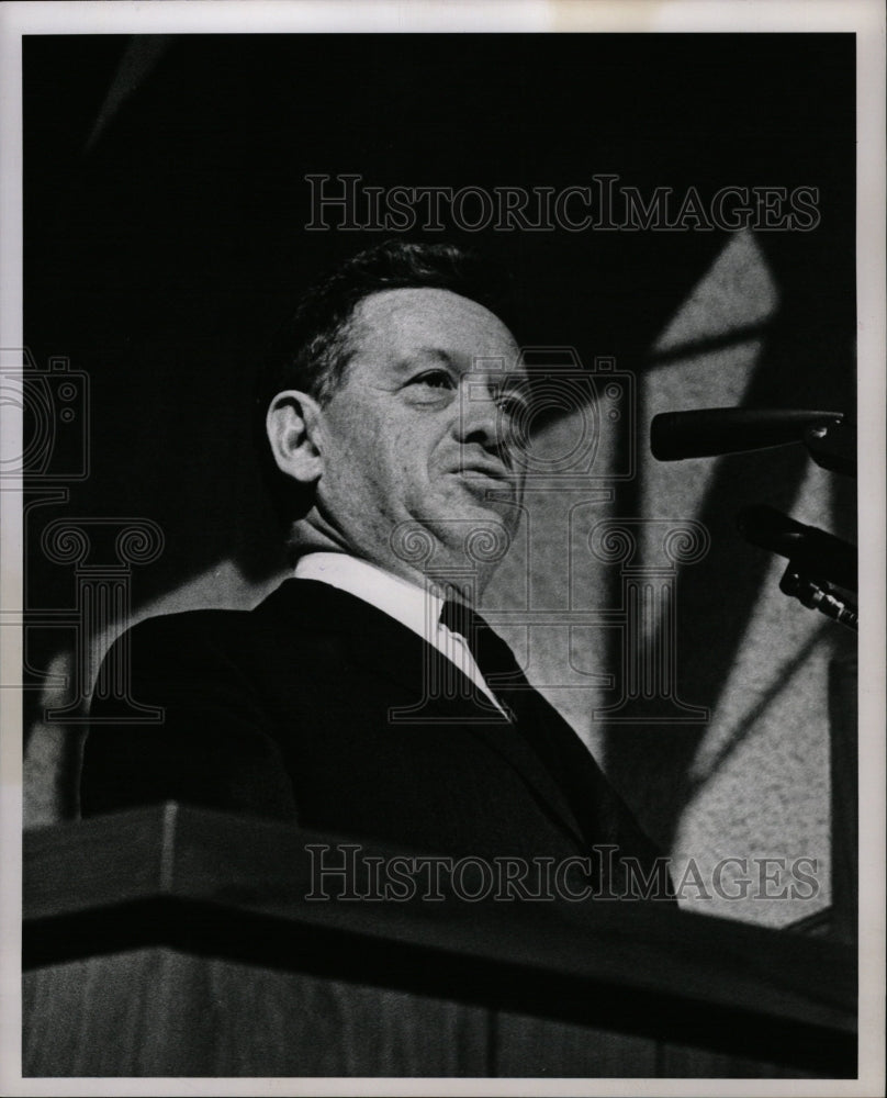 1963 Press Photo Max Lerner OWC Whatley chapel rostrum - RRW09603 - Historic Images