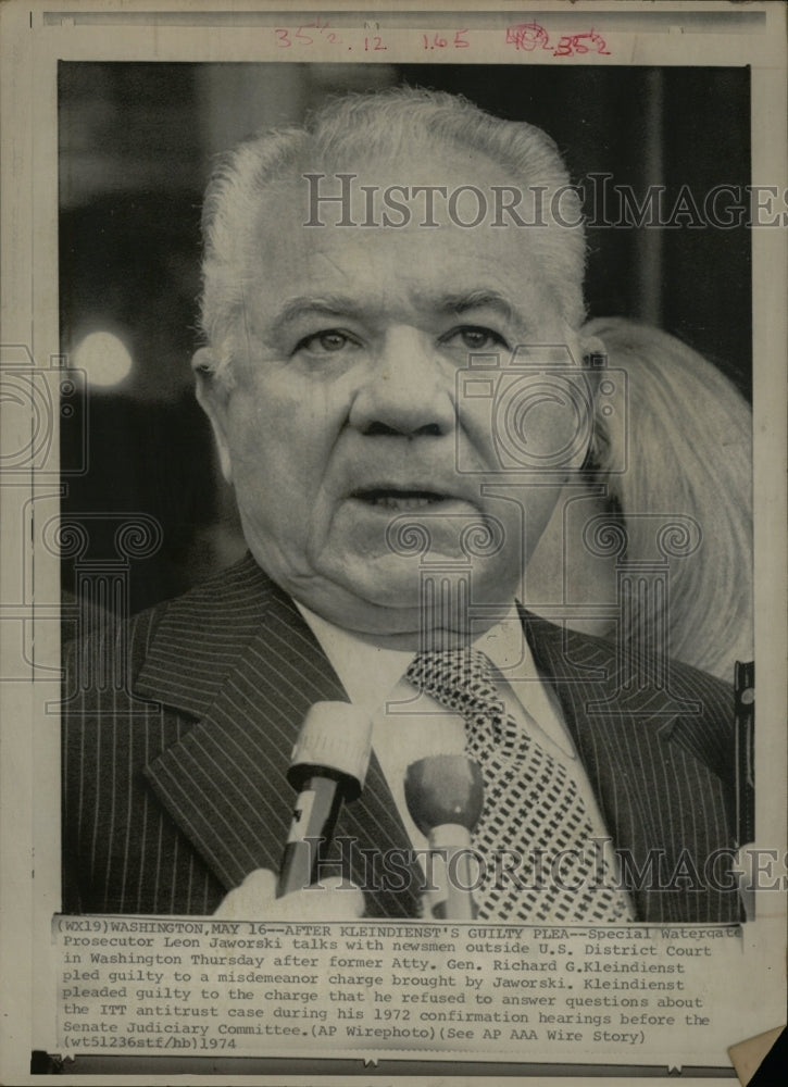 1974 Press Photo Watergate prosecutor Leon Jaworski - RRW09761 - Historic Images