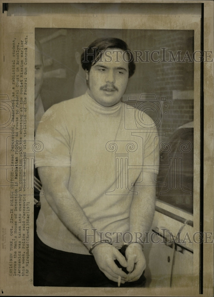 1971 Press Photo Isaac Jarosawicz in handcuffs. - RRW09775 - Historic Images