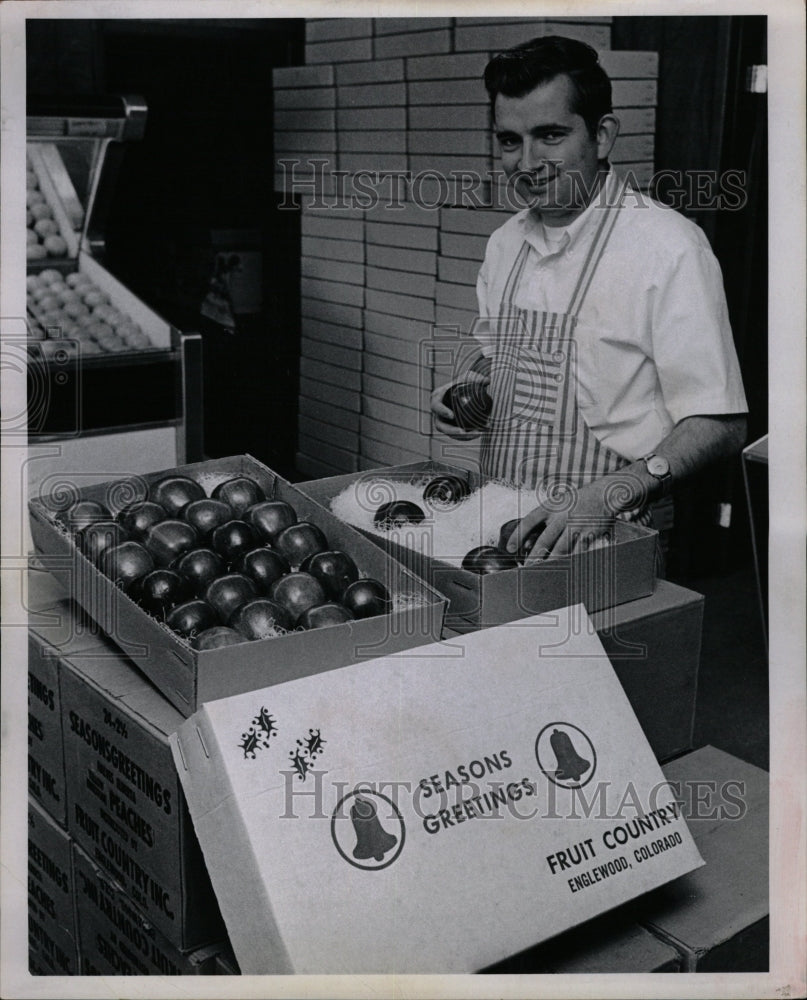 1969 Press Photo Michael Horne packs Christmas apples - RRW09837 - Historic Images