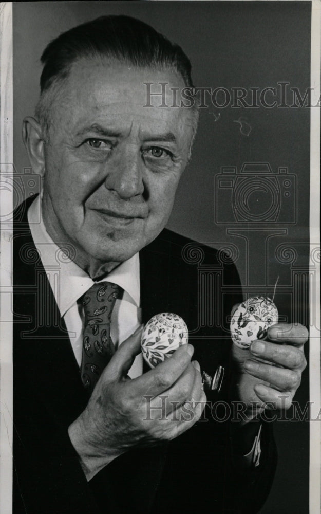 1965 Press Photo Louis Jay Easter egg President Johnson - RRW09849 - Historic Images