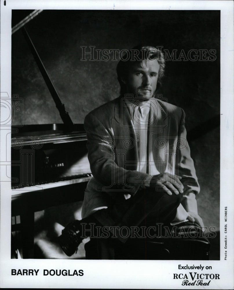 1990 Press Photo Barry Douglas Pianist Conductor Cell - RRW09913 - Historic Images