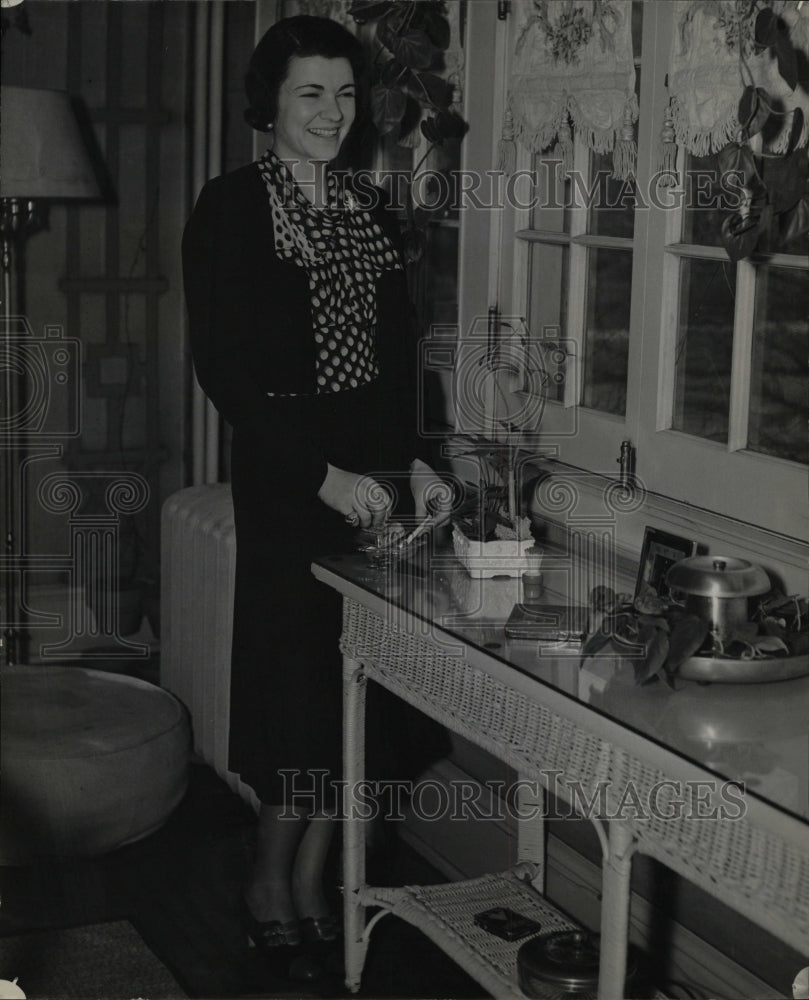 Press Photo Engracia Freyer Kitchen Prepare Some Food - RRW09915 - Historic Images