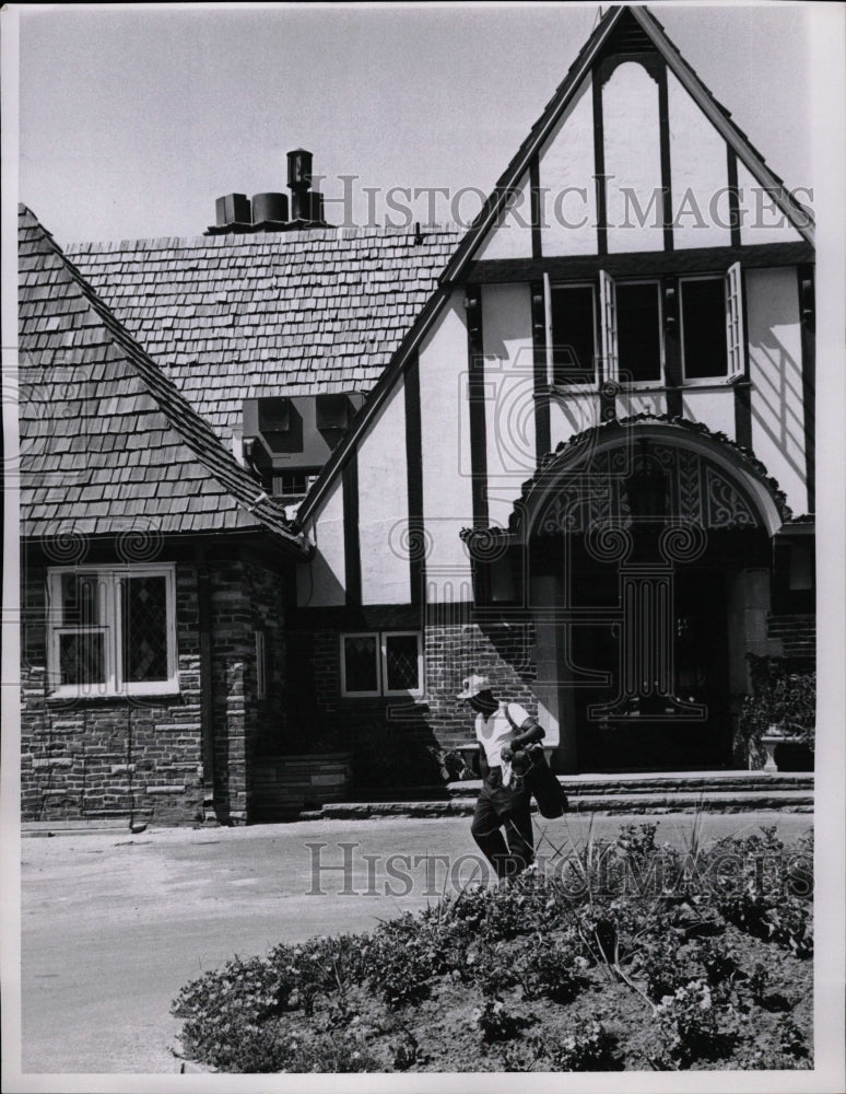 1961 Press Photo James Flanigan Walking Home Garden - RRW09955 - Historic Images