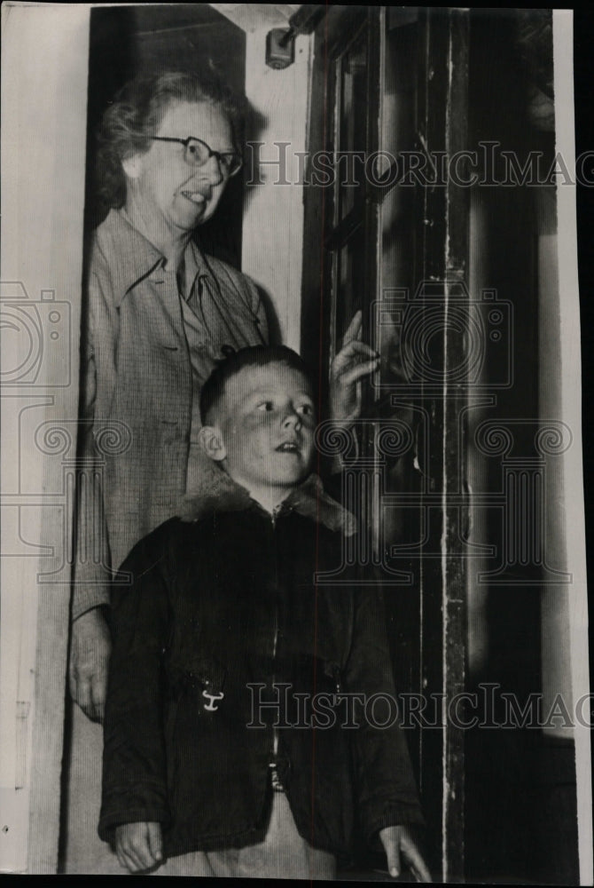 1954 Press Photo Mrs F.H. Stock and son - RRW10083 - Historic Images