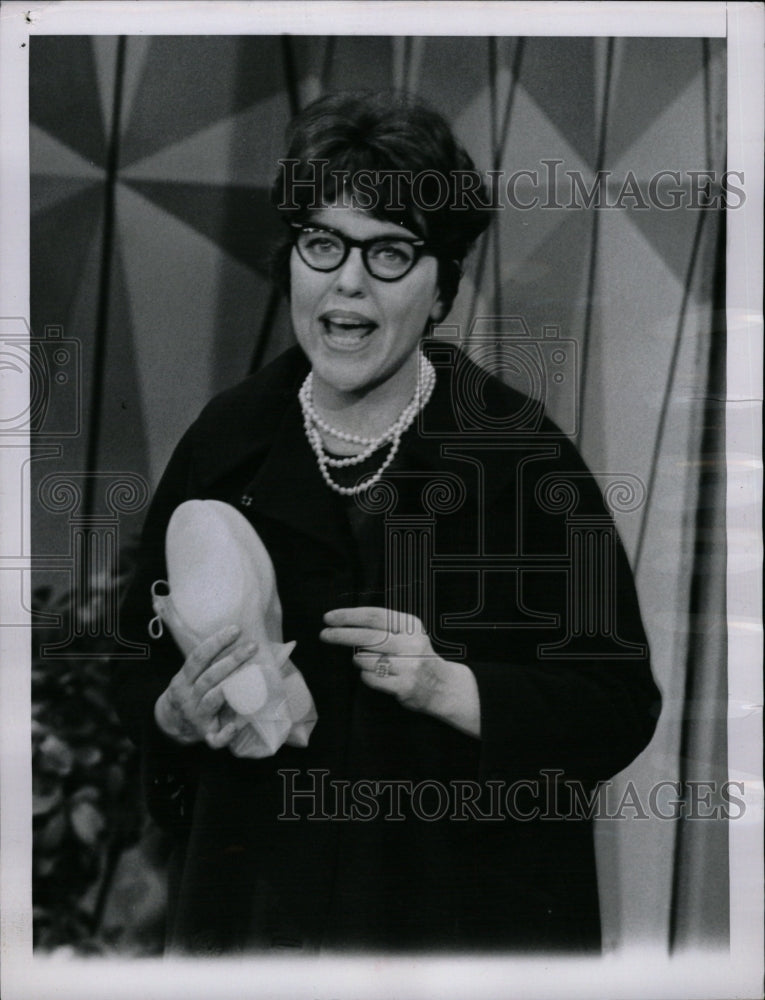 1963 Press Photo Dorothy Loudon Singer Garry Moore Show - RRW10173 - Historic Images