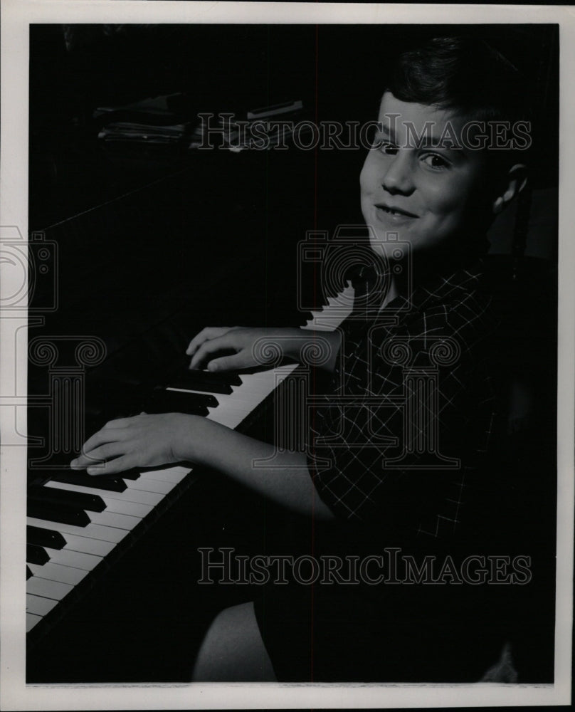 1953 Press Photo Bobby Six Piano Son Ethel Robert - RRW10277 - Historic Images