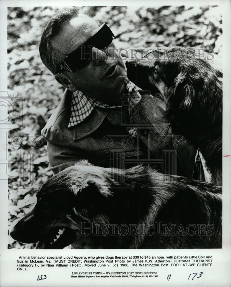 1986 Press Photo Lloyd Aguero Animal Behavorist - RRW10343 - Historic Images