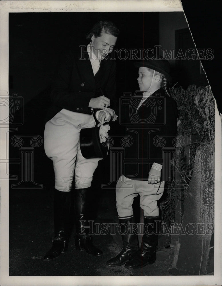 1952 Press Photo Bobby Gardener&#39;s autographed cast - RRW10513 - Historic Images