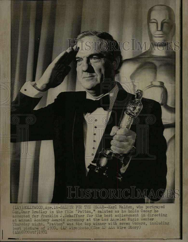 1971 Press Photo Karl Malden Actor Accepts Oscar - RRW10545 - Historic Images