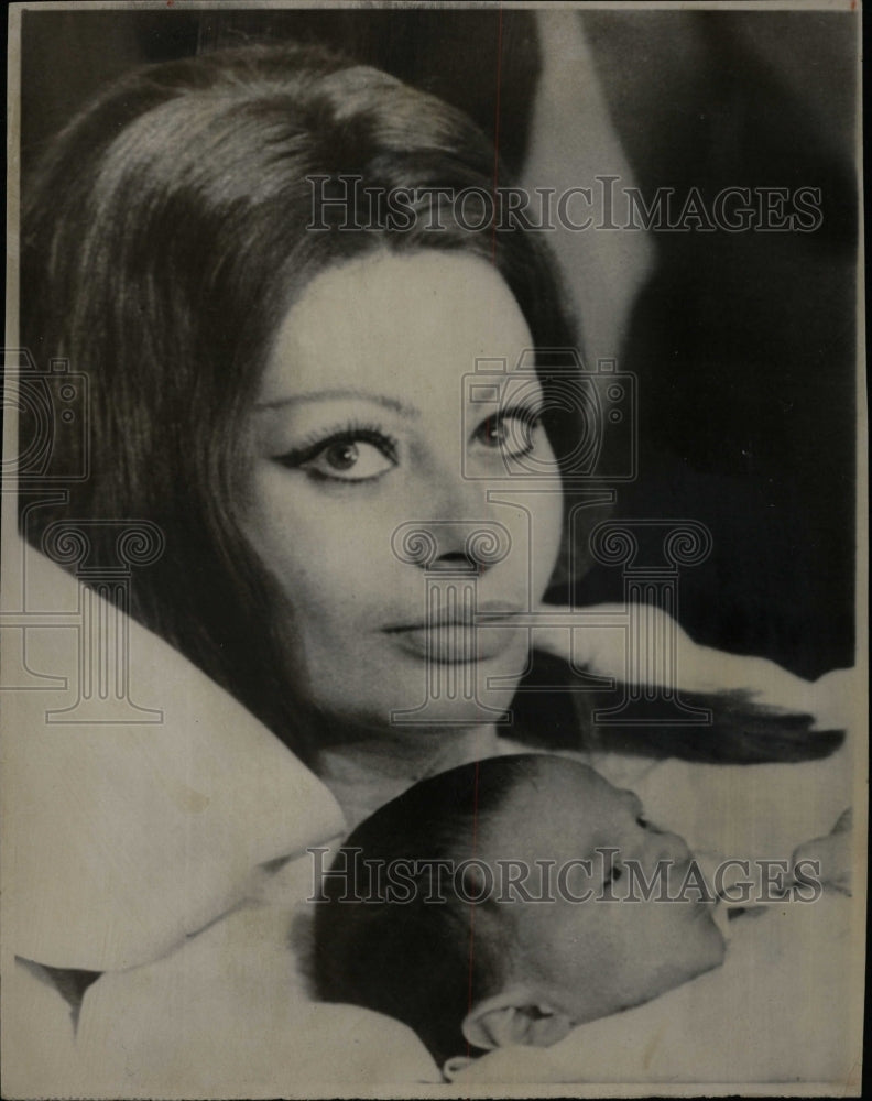 1969 Press Photo Sophia Loren Shows Carlo Ponti Jr News - RRW10783 - Historic Images