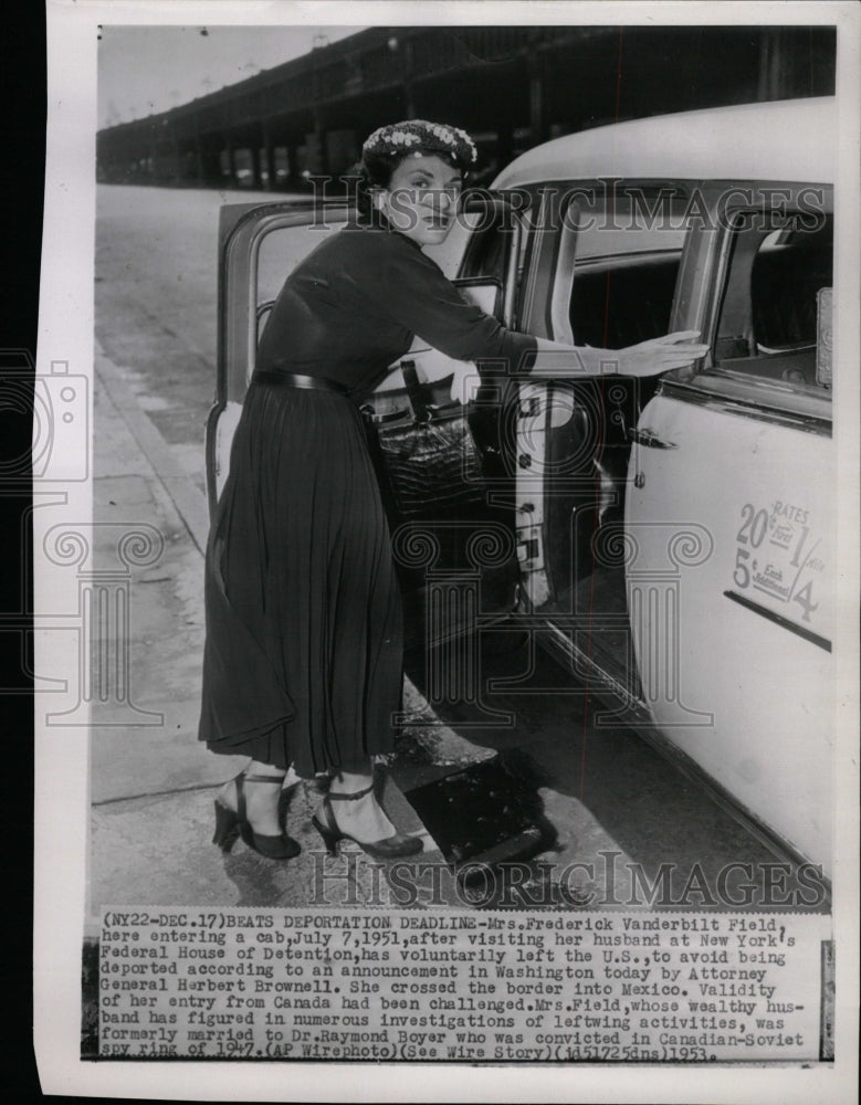 1953 Press Photo Mrs Fredrick Vanderbilt Field New York - RRW10909 - Historic Images