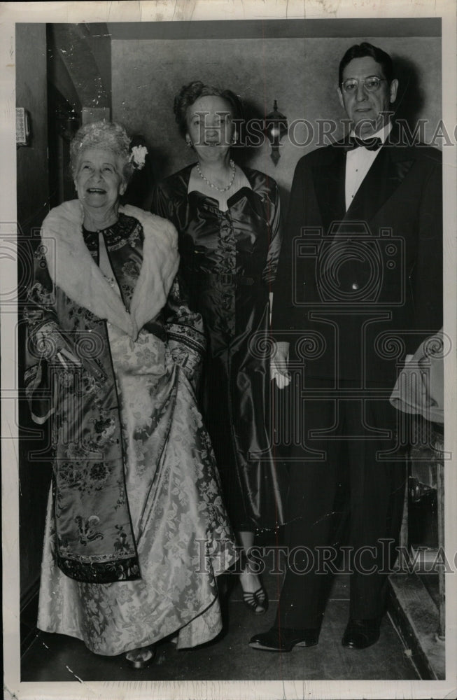 1952 Press Photo Mrs Field Thomas Bradshaw Civic play - RRW11001 - Historic Images