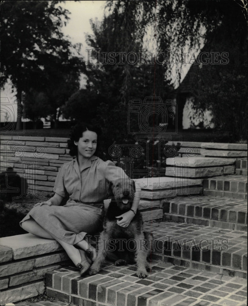 Press Photo Ralph Baird Ferguson steps sits dog pose - RRW11019 - Historic Images