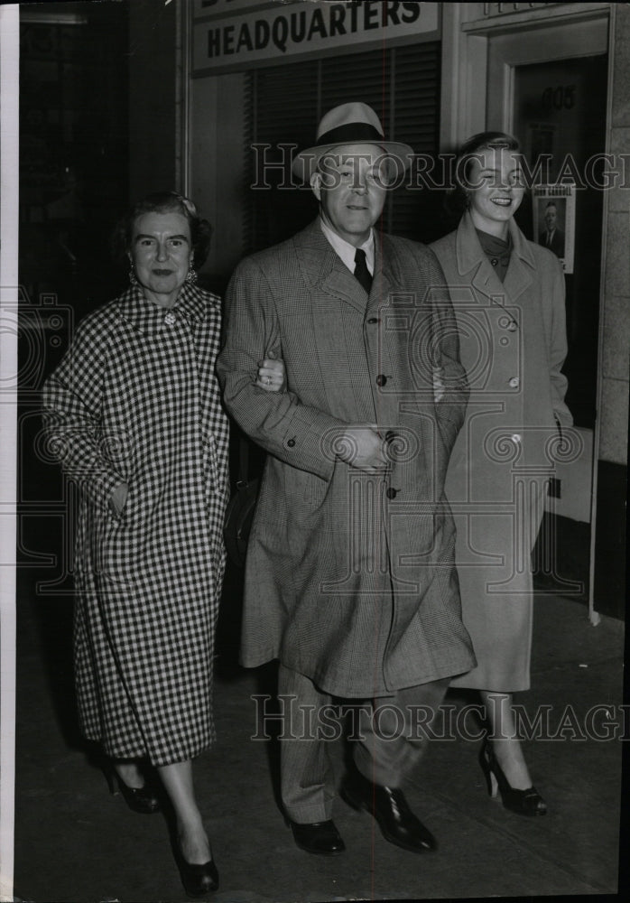 1954 Press Photo John Carroll Diane Wife Family Shows - RRW11061 - Historic Images