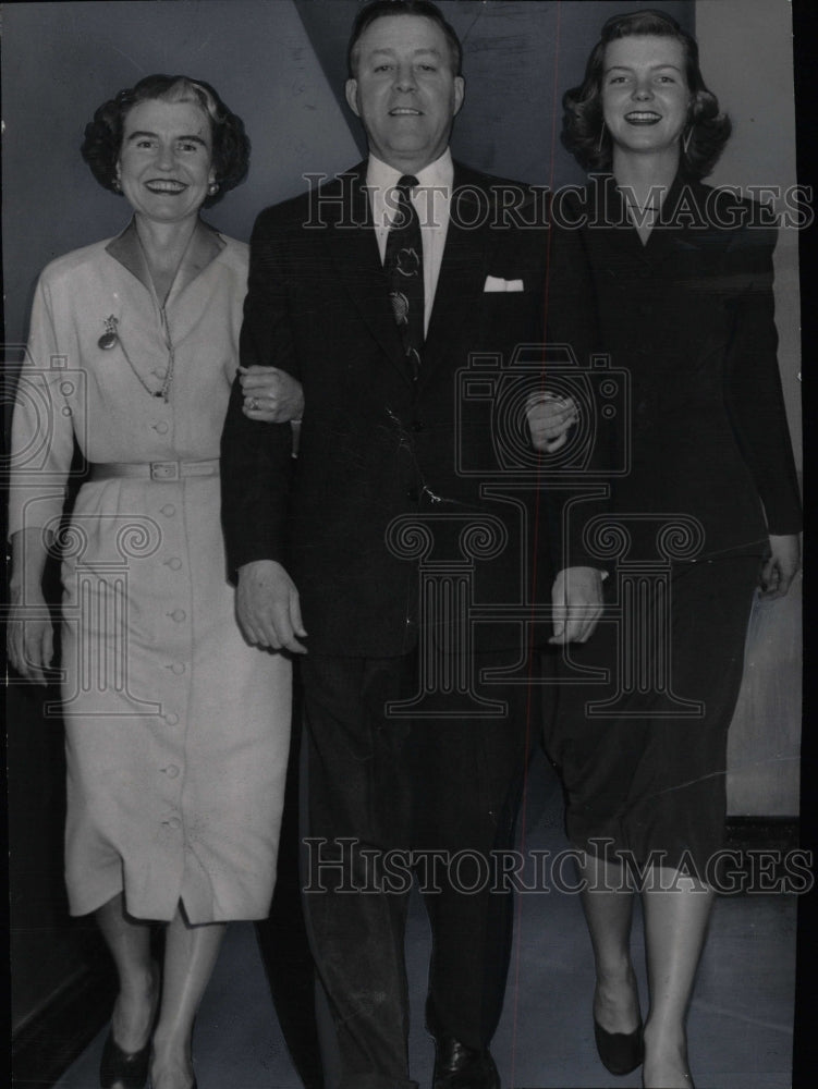 1954 Press Photo Mr. and Mrs. John Caroll and Daughter - RRW11071 - Historic Images