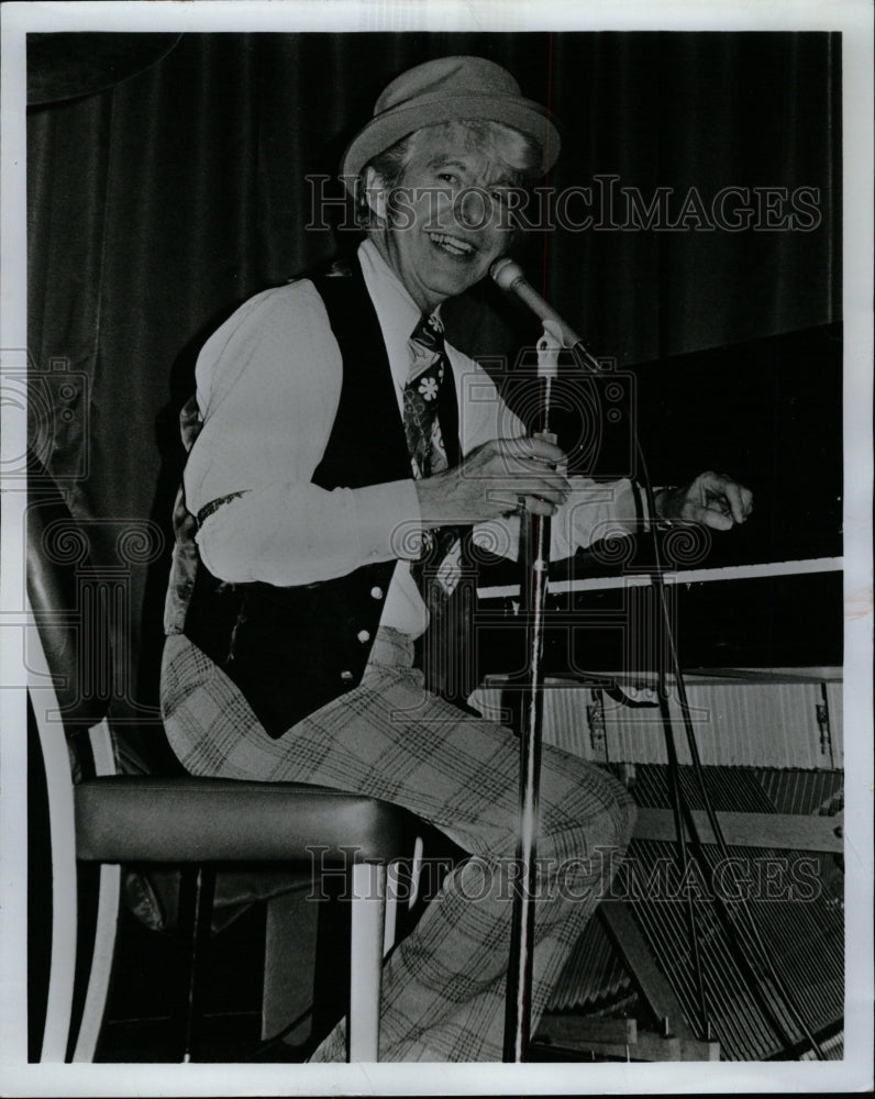 1975 Press Photo Al Fike Play guitar banjo hand saw - RRW11169 - Historic Images