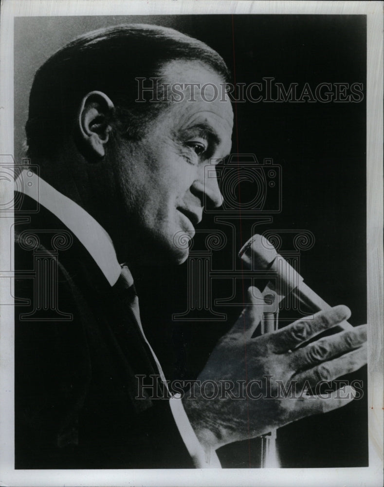 1977 Press Photo Bob Hope US Armed Forces USO radio - RRW11345 - Historic Images