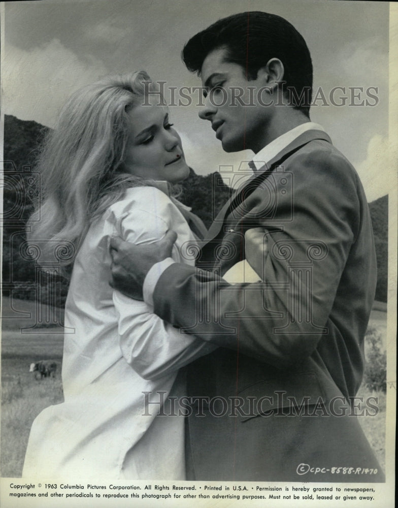 1963 Press Photo George Chakiris Yvette Mimieux Diamond - RRW11625 - Historic Images