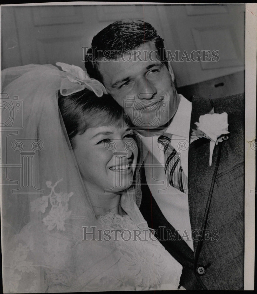 1966 Press Photo Janet Lennon Lee Bernhardi Wedding - RRW11665 - Historic Images