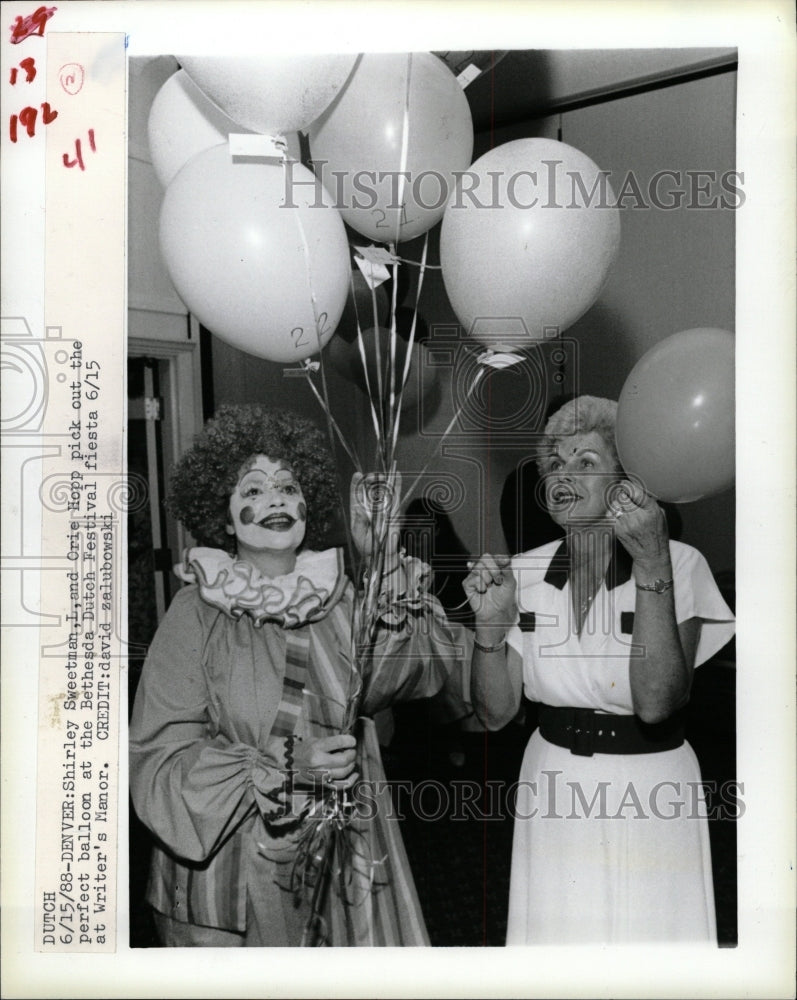 1988 Press Photo Orie Hopp Shirley Sweetman Dutch - RRW11727 - Historic Images